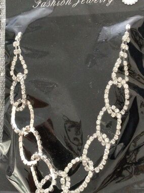 NWT fashion statement rhinestone necklace